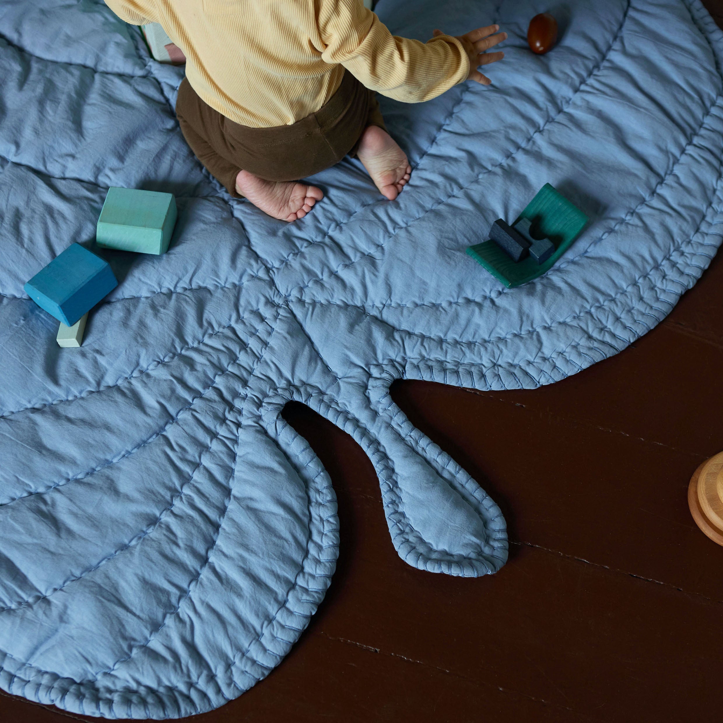 Nofred Blue Leaf Blanket close up