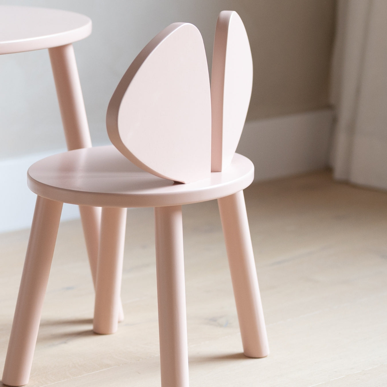 Nofred Rosa Mouse Chair in the room