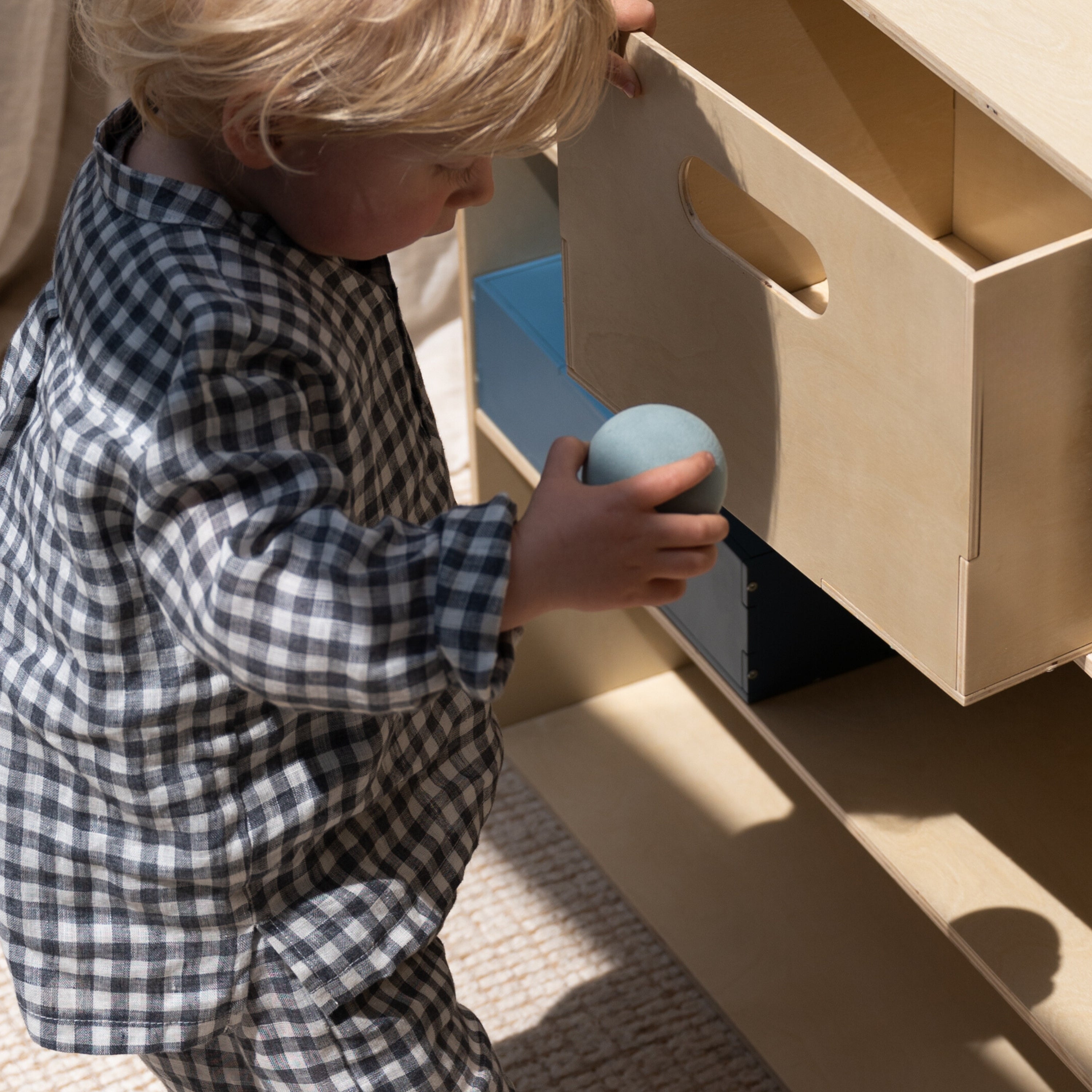 Nofred Birch Kiddo Box and a kid