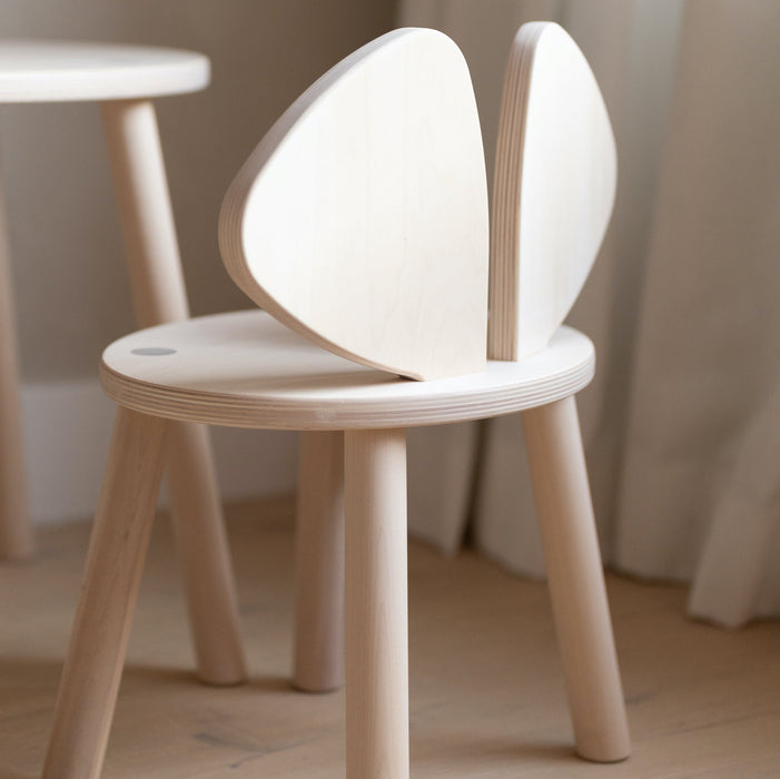 Chair standing next to the mouse table in the living room¨