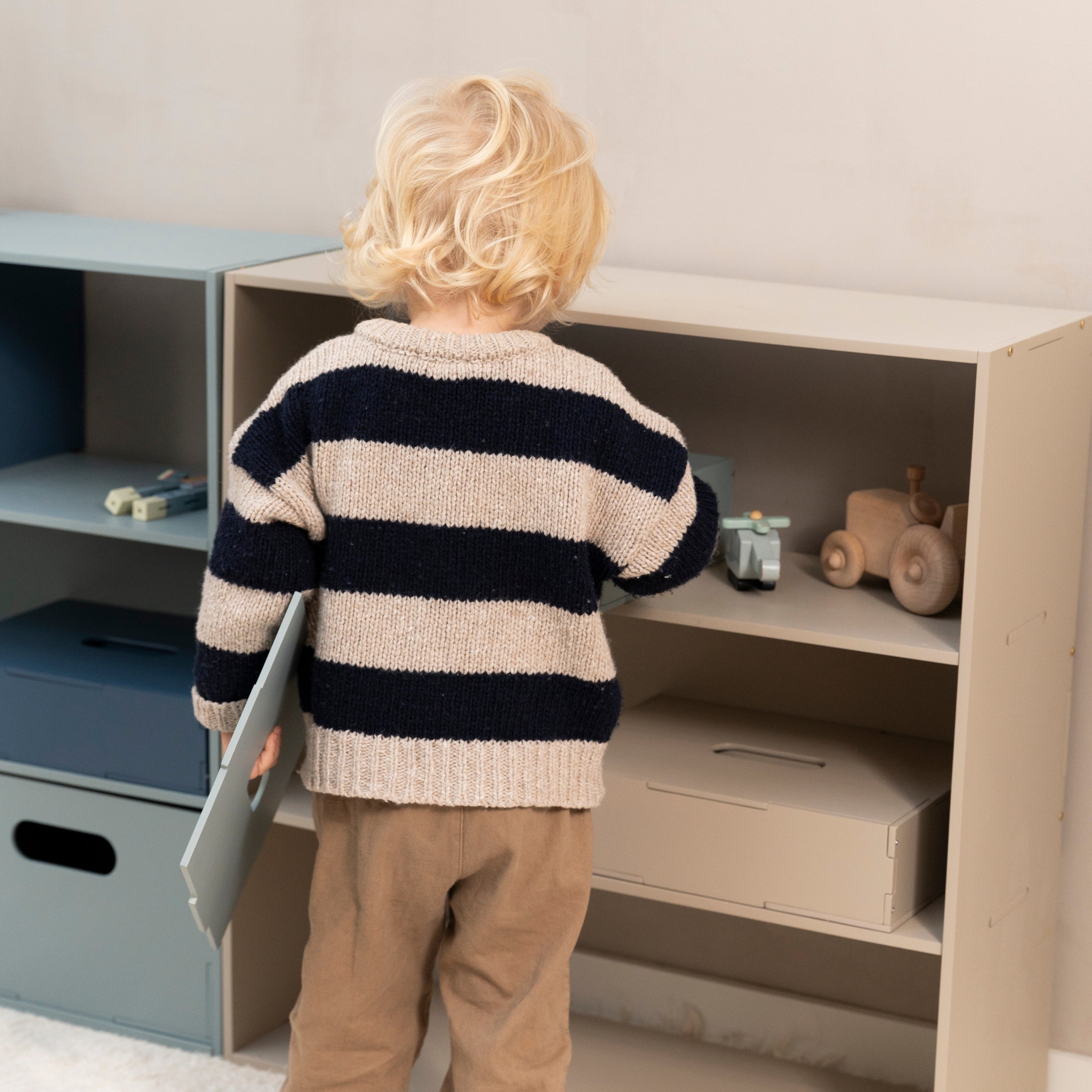 Nofred Beige Kiddo Shelving with a kid in the front