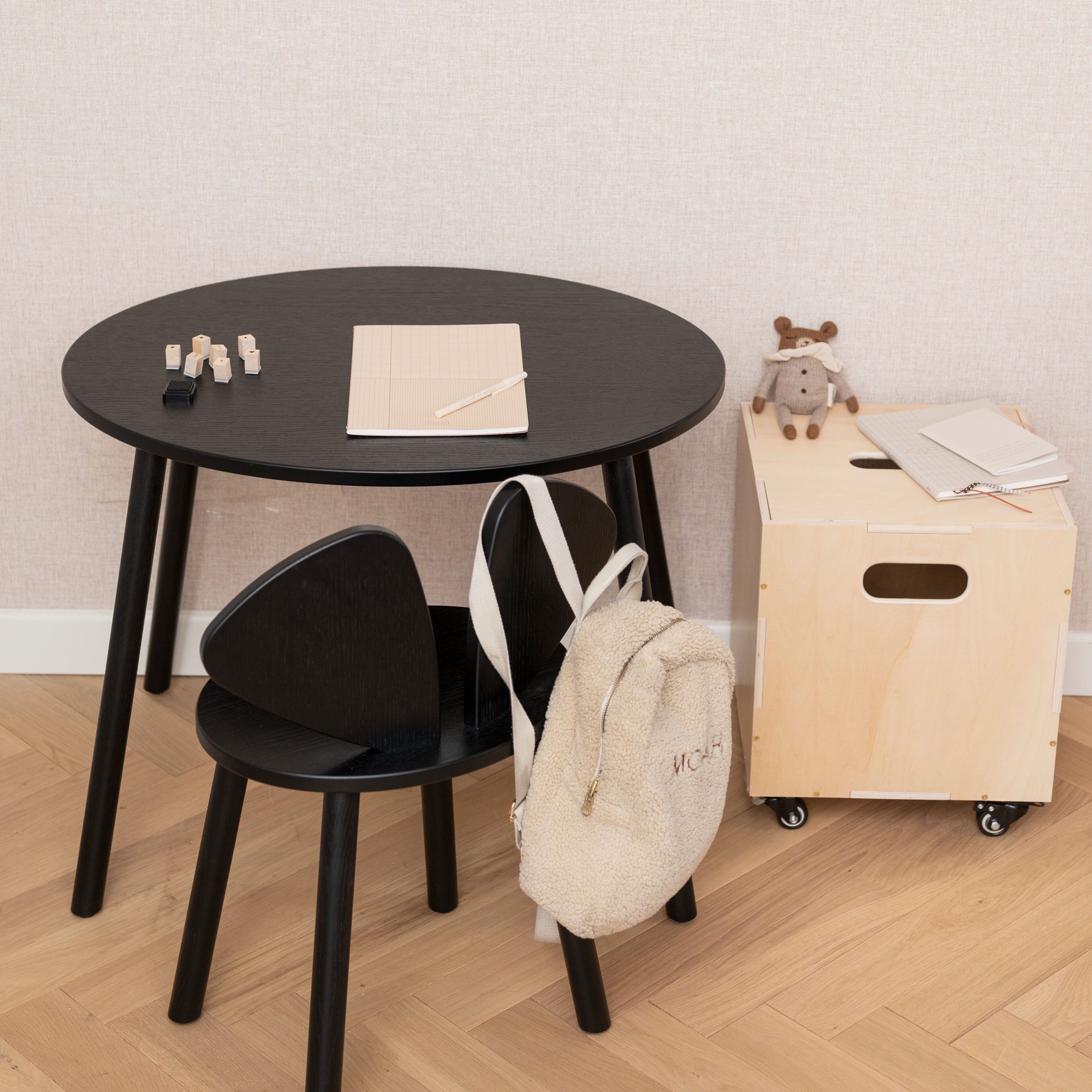Nofred Black Mouse School Set in the room