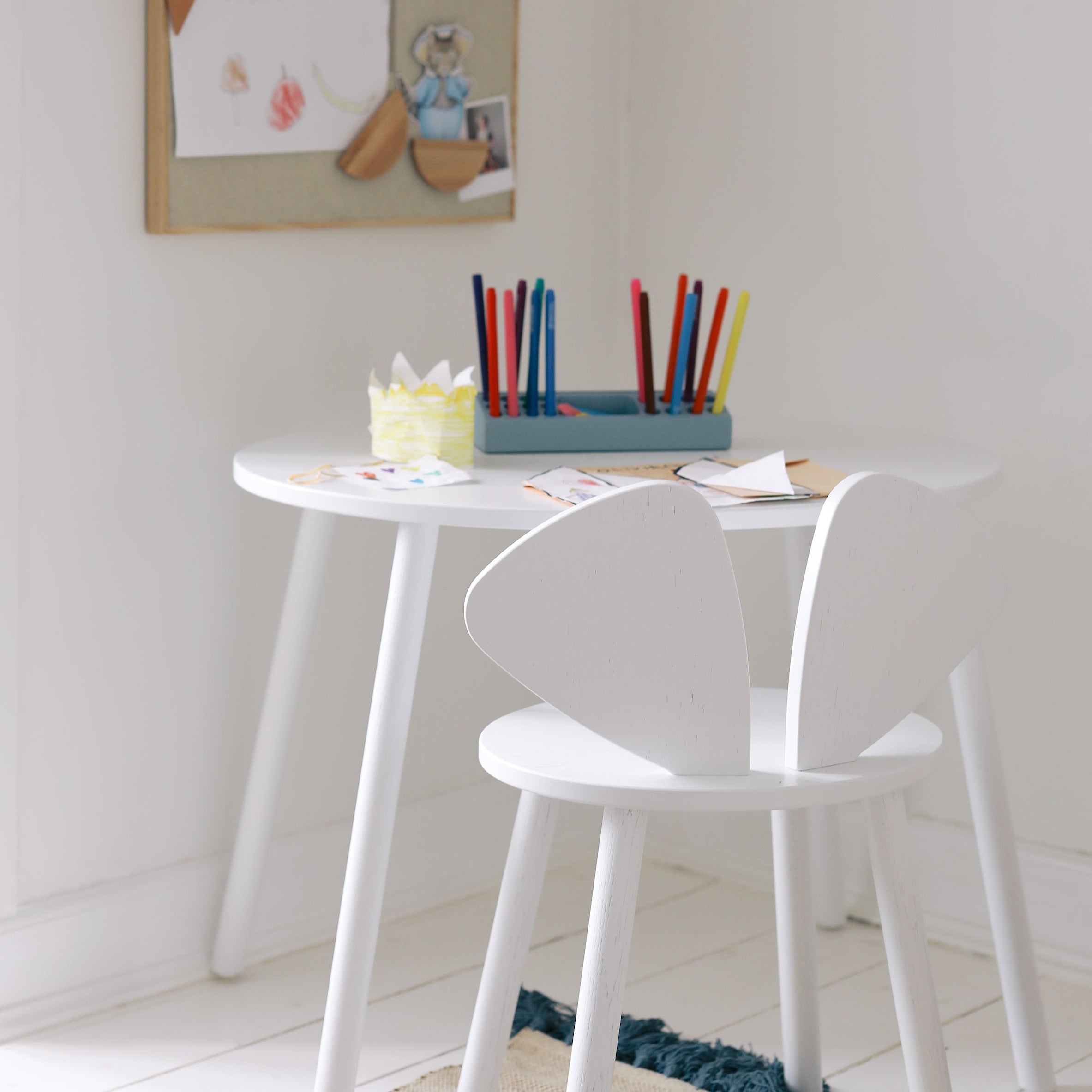 Nofred White Mouse School Set in the room