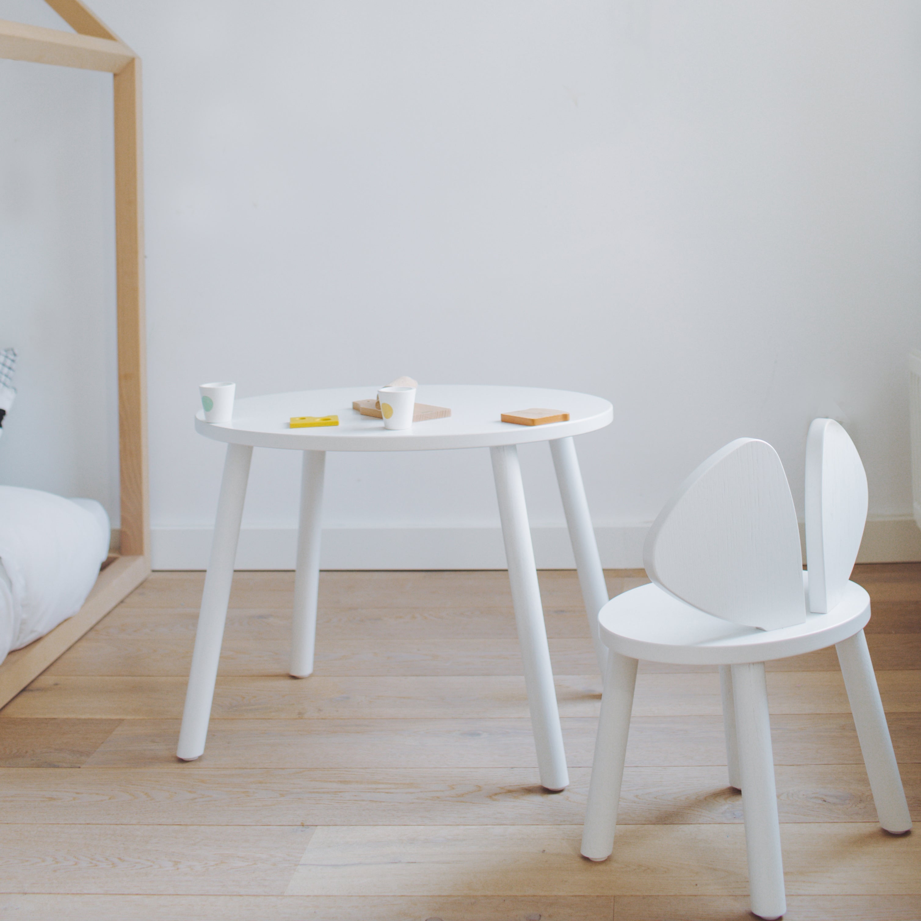 Nofred White Mouse Table in the room